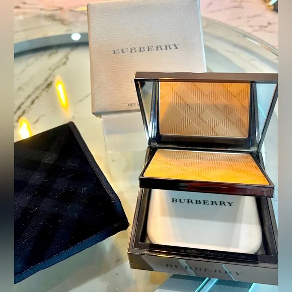 Burberry Gorgeous Compact Foundation Pressed powder NIB Fresh Glow Almond No 43 - Picture 3 of 11